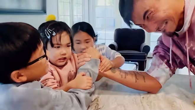 何潔曬老公兒女,刁磊耐心陪娃好有愛,三個寶貝長大了都像媽媽
