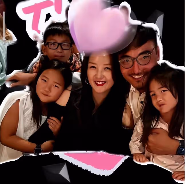 何潔曬老公兒女,刁磊耐心陪娃好有愛,三個寶貝長大了都像媽媽