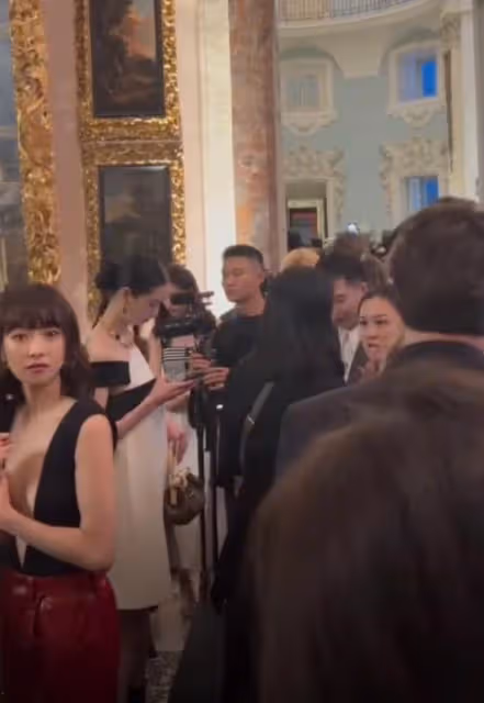 36歲宋茜性感亮相,深V裝領口開到肚臍,與邱淑貞女兒同框超驚艷