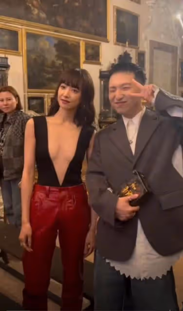 36歲宋茜性感亮相,深V裝領口開到肚臍,與邱淑貞女兒同框超驚艷