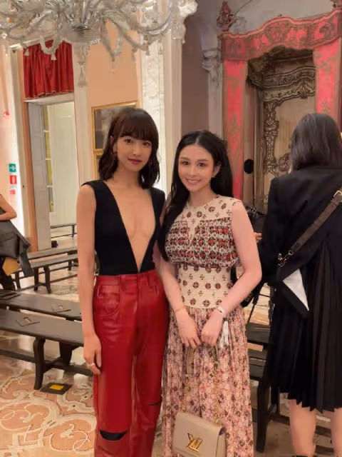 36歲宋茜性感亮相,深V裝領口開到肚臍,與邱淑貞女兒同框超驚艷