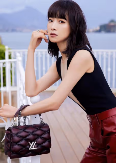 36歲宋茜性感亮相,深V裝領口開到肚臍,與邱淑貞女兒同框超驚艷