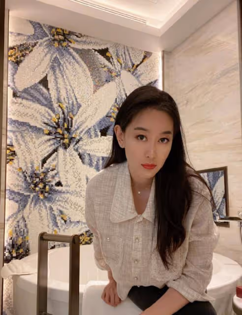 奧運冠軍的私服原來這麼美,孫一文把襯衫穿出圈,小香風挺高級