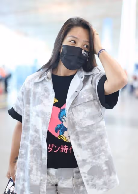 奧運冠軍的私服原來這麼美,孫一文把襯衫穿出圈,小香風挺高級
