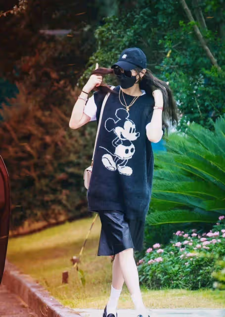 唐嫣私服又一次驚艷眾人!白西裝配高腰牛仔褲,幹練又不失青春感