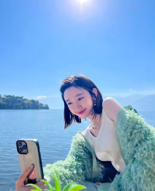 唐藝昕曬出私服look,毛絨外套配小背心好美,青春感十足
