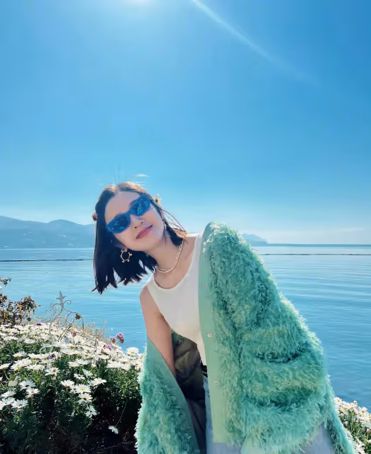 唐藝昕曬出私服look,毛絨外套配小背心好美,青春感十足