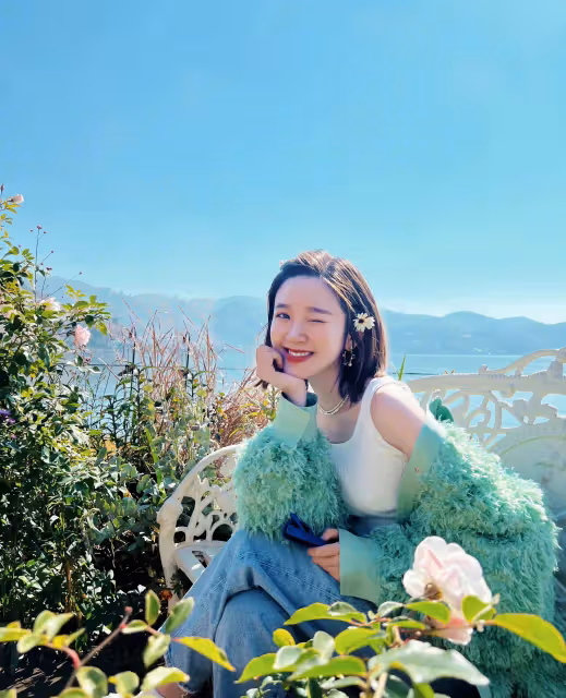 唐藝昕曬出私服look,毛絨外套配小背心好美,青春感十足