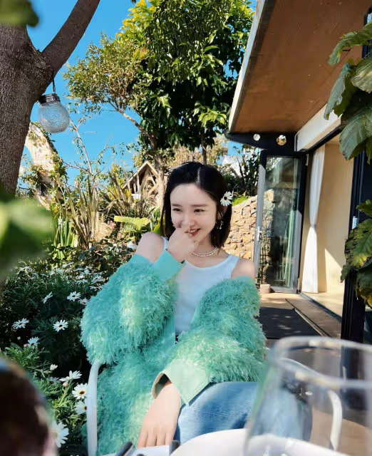 唐藝昕曬出私服look,毛絨外套配小背心好美,青春感十足