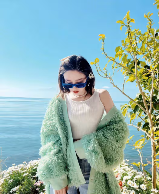 唐藝昕曬出私服look,毛絨外套配小背心好美,青春感十足