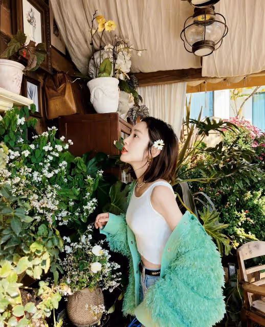 唐藝昕曬出私服look,毛絨外套配小背心好美,青春感十足