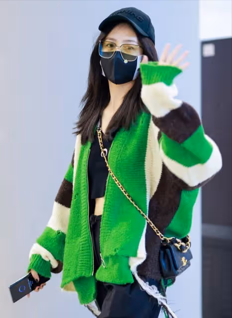 佟麗婭私服很有亮點,白色香風外套配黑色連體裝,造型時尚簡約