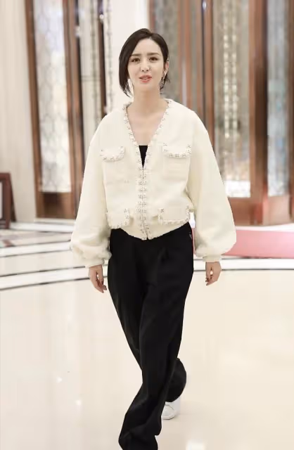 佟麗婭私服很有亮點,白色香風外套配黑色連體裝,造型時尚簡約