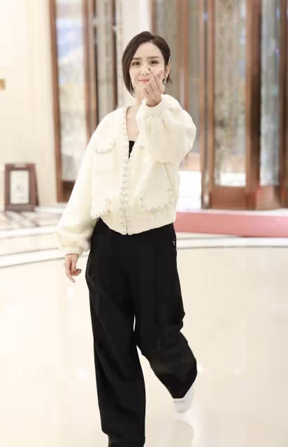 佟麗婭私服很有亮點,白色香風外套配黑色連體裝,造型時尚簡約
