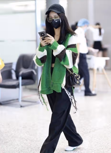 佟麗婭私服很有亮點,白色香風外套配黑色連體裝,造型時尚簡約
