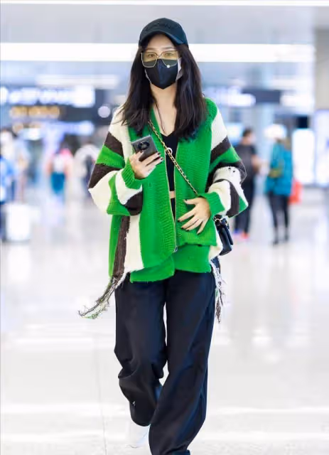 佟麗婭私服很有亮點,白色香風外套配黑色連體裝,造型時尚簡約