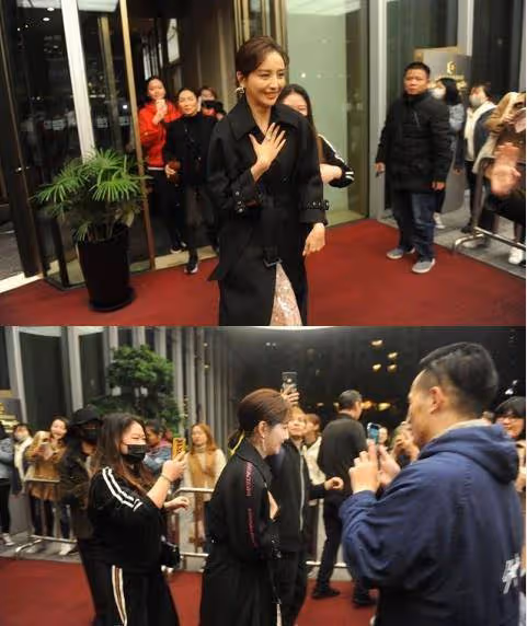 佟麗婭私服很有亮點,白色香風外套配黑色連體裝,造型時尚簡約