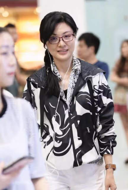 「周濤」的私服穿搭簡約又高級,穿印花外套配小白褲,沒有大媽味