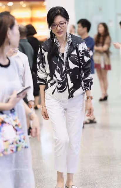 「周濤」的私服穿搭簡約又高級,穿印花外套配小白褲,沒有大媽味