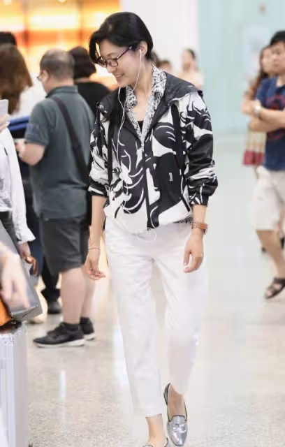 「周濤」的私服穿搭簡約又高級,穿印花外套配小白褲,沒有大媽味