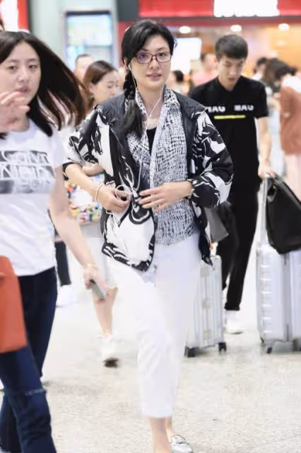 「周濤」的私服穿搭簡約又高級,穿印花外套配小白褲,沒有大媽味