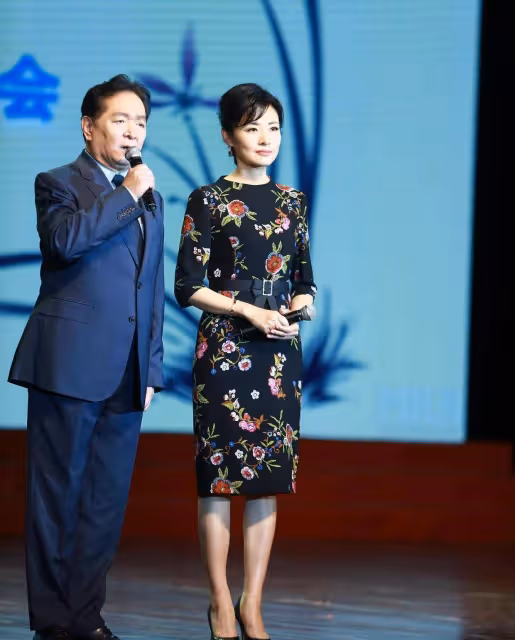 「周濤」的私服穿搭簡約又高級,穿印花外套配小白褲,沒有大媽味
