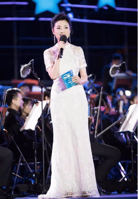 「周濤」的私服穿搭簡約又高級,穿印花外套配小白褲,沒有大媽味