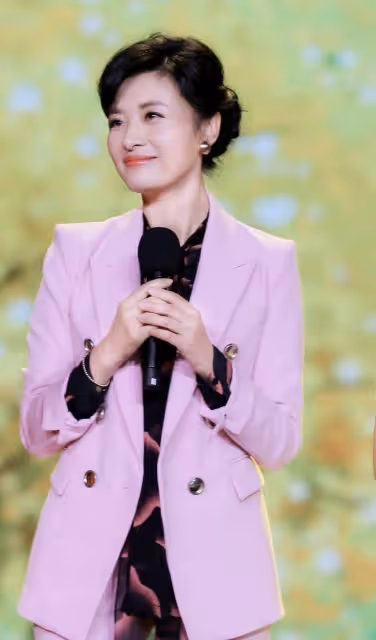 「周濤」的私服穿搭簡約又高級,穿印花外套配小白褲,沒有大媽味