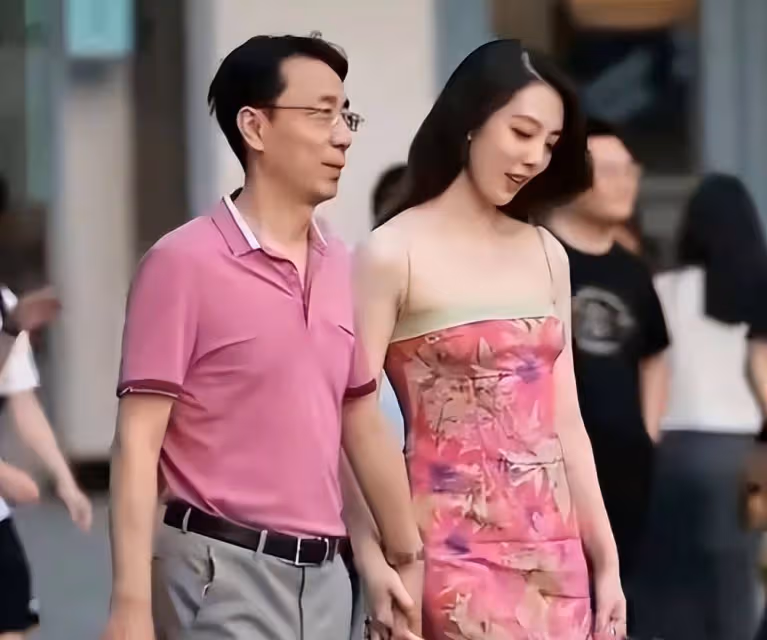 《牽手》已經過去一天了,又到了回答《董小姐》3個問題的時候了