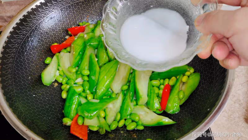 絲瓜和它絕配,一盤獲取「天然鉀」!又脆、又嫩、又鮮,夏天流汗多的要常吃