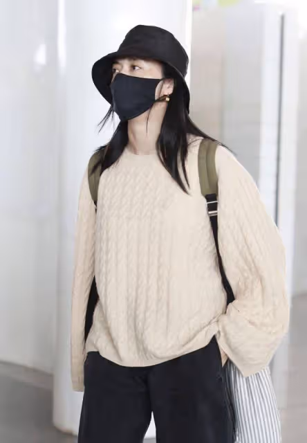 姚晨「私服」造型真時髦!米色針織衫配深灰牛仔褲,低調卻很颯爽