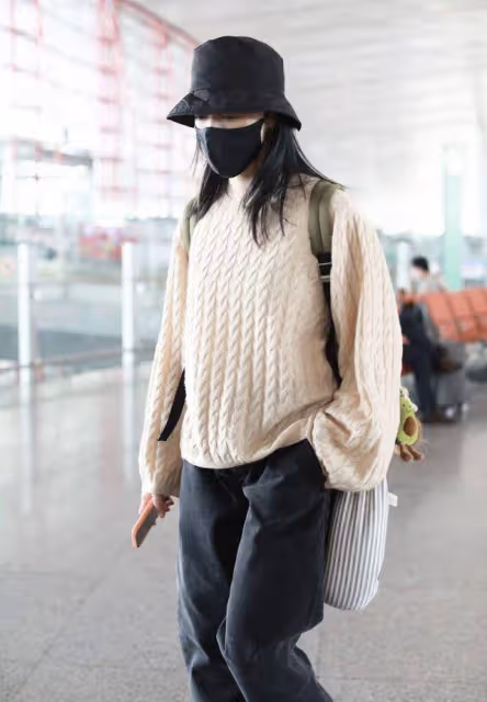 姚晨「私服」造型真時髦!米色針織衫配深灰牛仔褲,低調卻很颯爽
