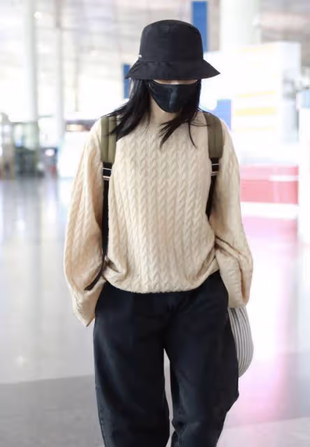 姚晨「私服」造型真時髦!米色針織衫配深灰牛仔褲,低調卻很颯爽
