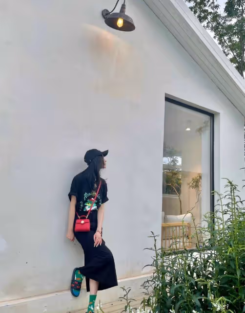 周潔瓊私服穿搭真的撩到我了!短上衣+高腰褲,身材好到沒話說