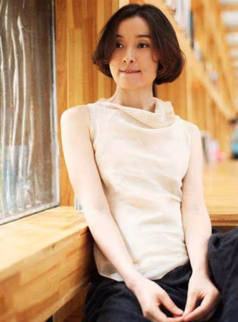 吳越的優雅刻在了骨子裡,素顏抗打私服好看,太適合中年女人借鑑