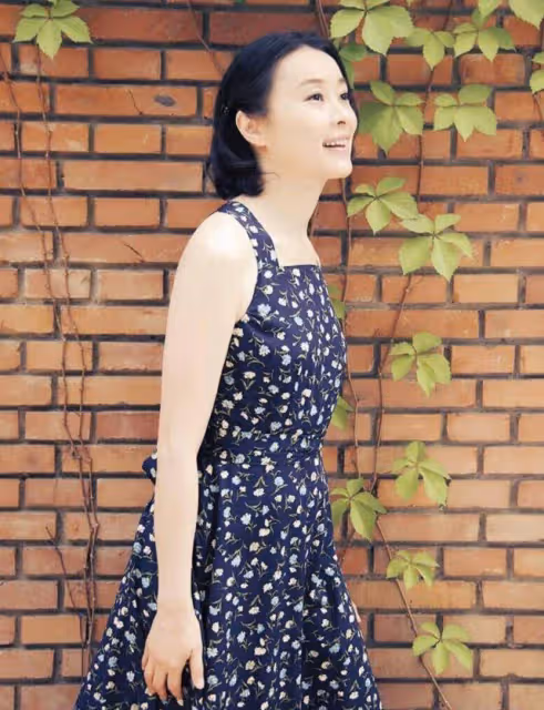 吳越的優雅刻在了骨子裡,素顏抗打私服好看,太適合中年女人借鑑