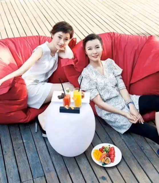 吳越的優雅刻在了骨子裡,素顏抗打私服好看,太適合中年女人借鑑