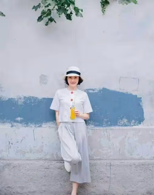吳越的優雅刻在了骨子裡,素顏抗打私服好看,太適合中年女人借鑑