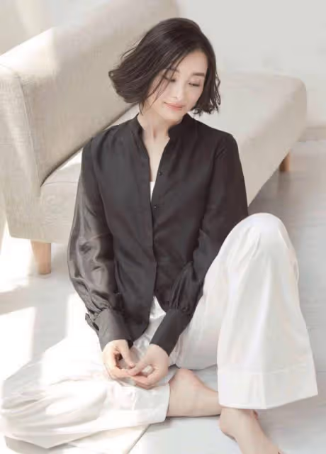 吳越的優雅刻在了骨子裡,素顏抗打私服好看,太適合中年女人借鑑