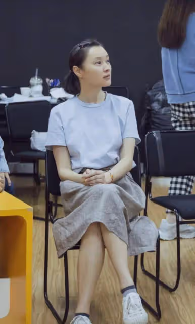 吳越的優雅刻在了骨子裡,素顏抗打私服好看,太適合中年女人借鑑
