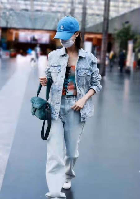 吳謹言機場私服,牛仔裝內搭綁帶彩色抹身材,甜酷有型,時髦洋氣