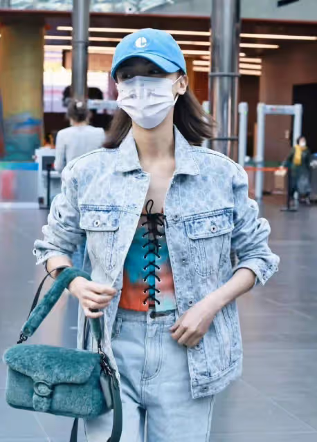 吳謹言機場私服,牛仔裝內搭綁帶彩色抹身材,甜酷有型,時髦洋氣
