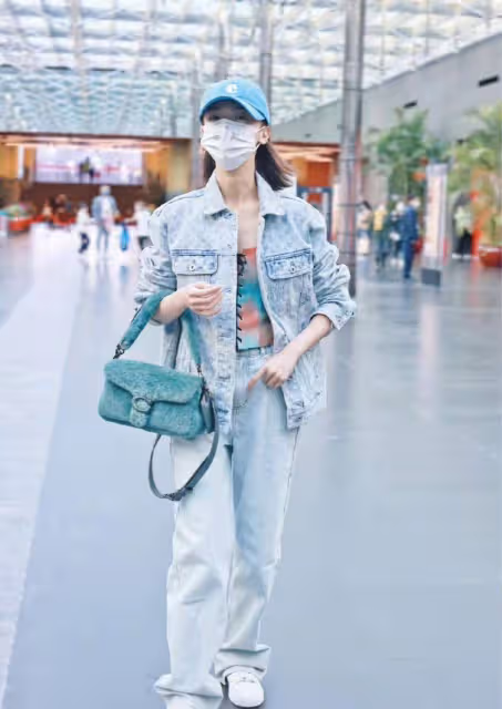 吳謹言機場私服,牛仔裝內搭綁帶彩色抹身材,甜酷有型,時髦洋氣