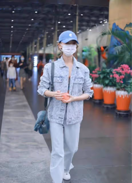 吳謹言機場私服,牛仔裝內搭綁帶彩色抹身材,甜酷有型,時髦洋氣