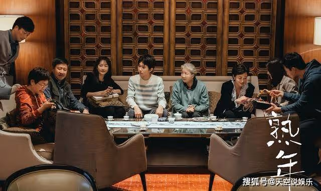 《熟年》不貪戀金錢,哭著求自由的倪老太,點醒了年輕人的「假孝」