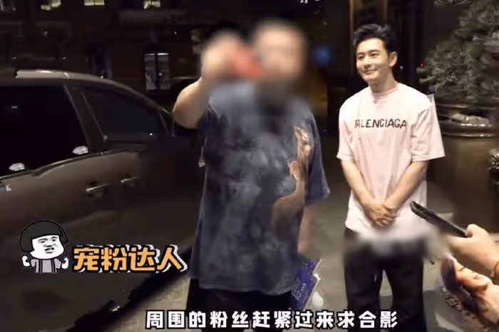 奧斯卡影后楊紫瓊聚會被拍,與馮小剛擁抱告別,捏黃曉明臉蛋像姐弟
