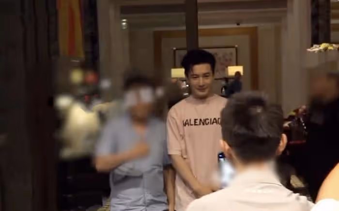 奧斯卡影后楊紫瓊聚會被拍,與馮小剛擁抱告別,捏黃曉明臉蛋像姐弟