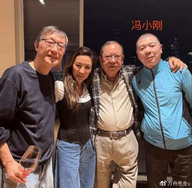 奧斯卡影后楊紫瓊聚會被拍,與馮小剛擁抱告別,捏黃曉明臉蛋像姐弟