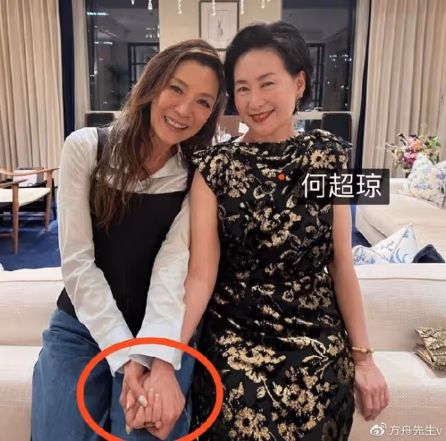 奧斯卡影后楊紫瓊聚會被拍,與馮小剛擁抱告別,捏黃曉明臉蛋像姐弟