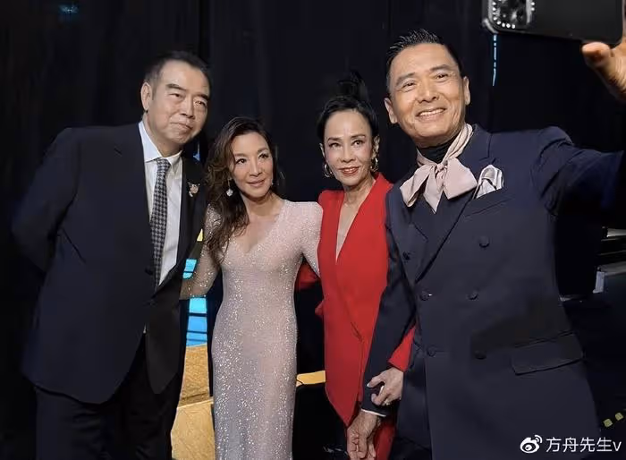 奧斯卡影后楊紫瓊聚會被拍,與馮小剛擁抱告別,捏黃曉明臉蛋像姐弟